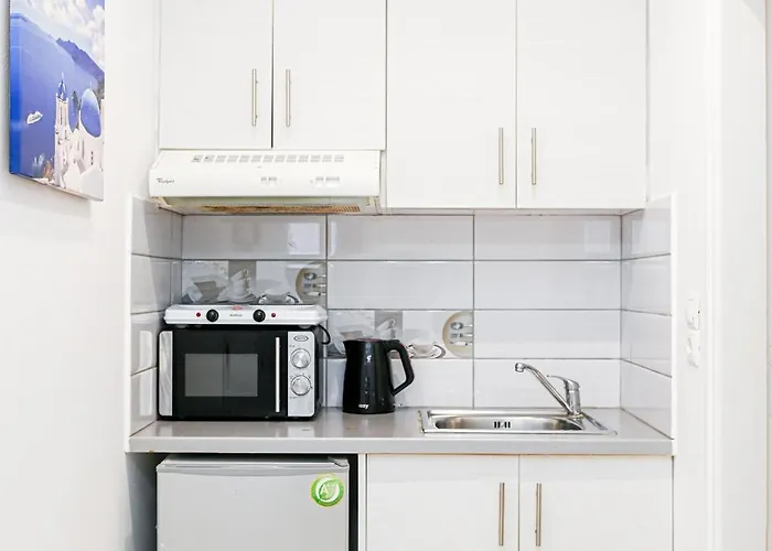 Georgia Pelekanou * Fira (Santorini)