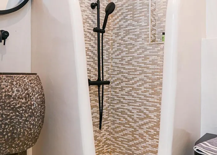 Georgia Pelekanou * Fira (Santorini)